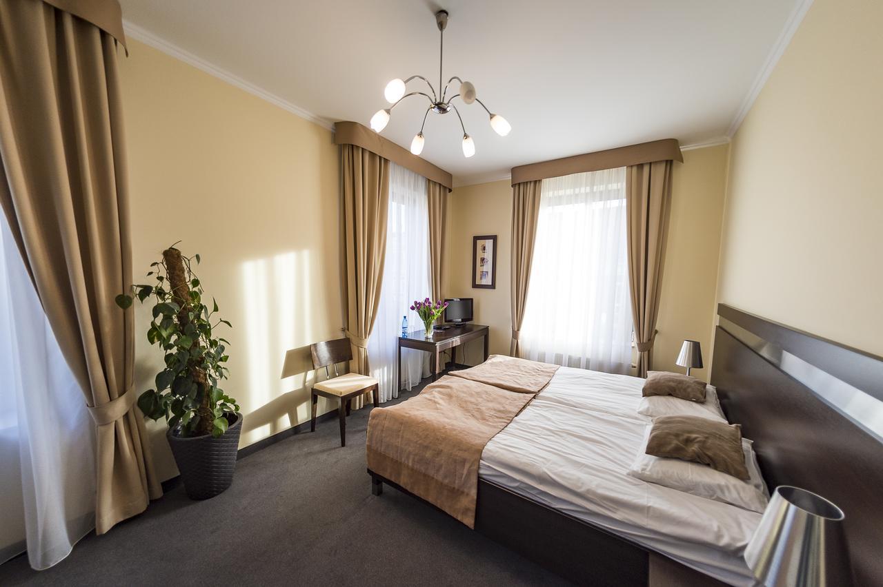 Hotel Restauracja Teczowa Luban Ngoại thất bức ảnh